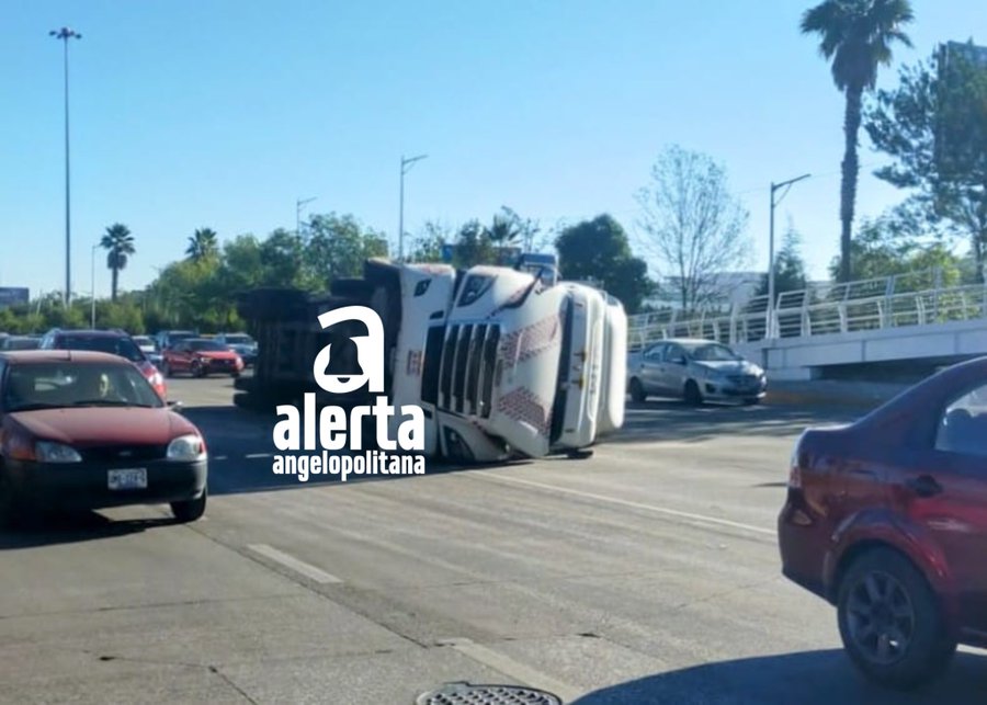 Volcadura causa alarma en la Atlixcáyotl