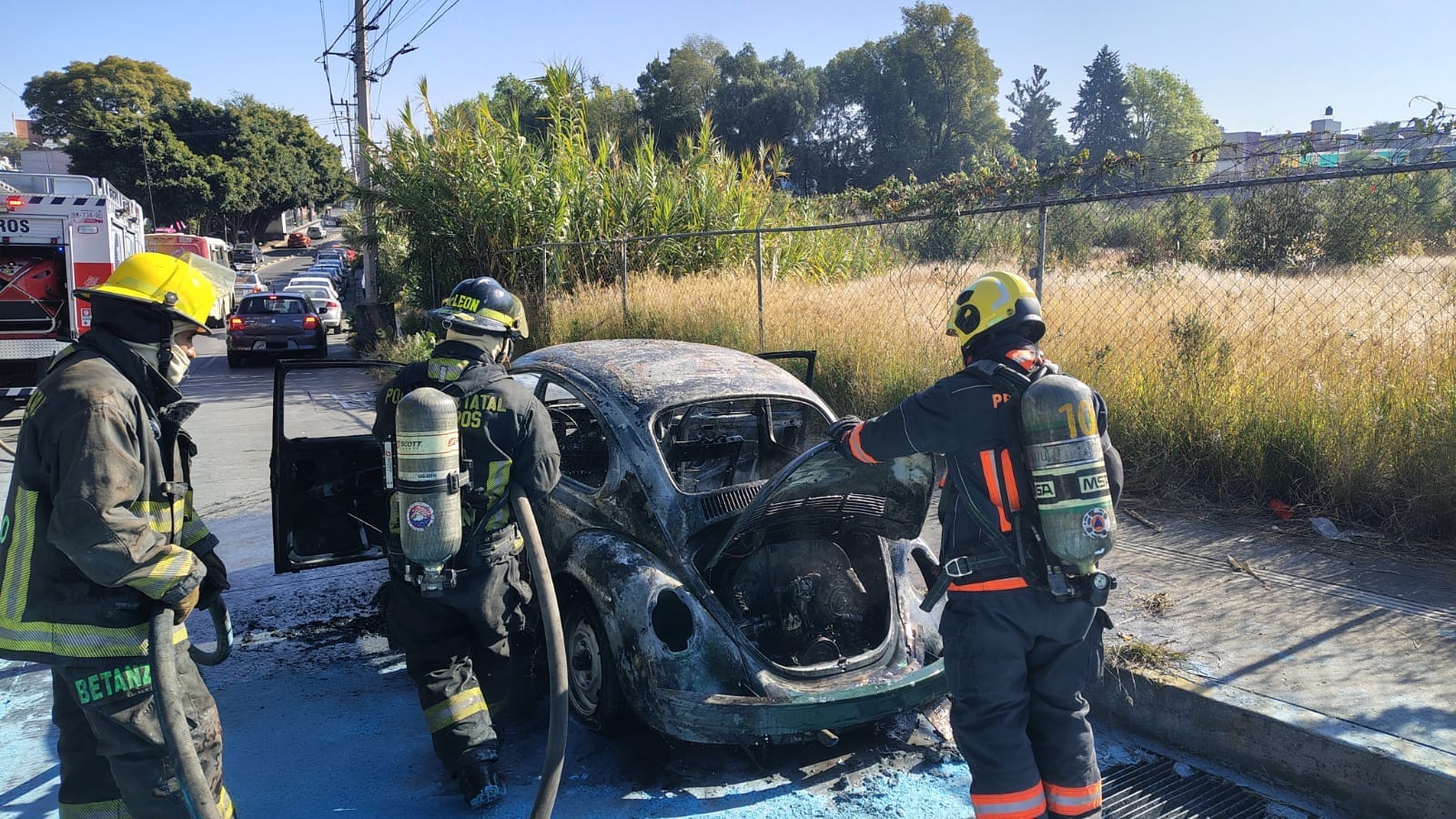 Vocho se incendia en fila de verificación vehicular en Puebla