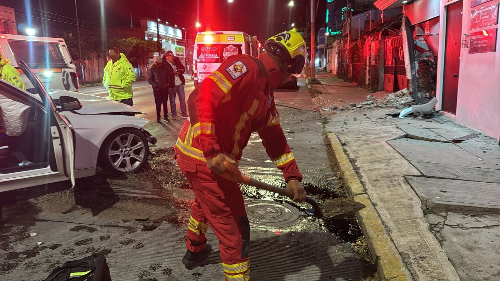 Mujer borracha se vuela un tope y estrella su BMW