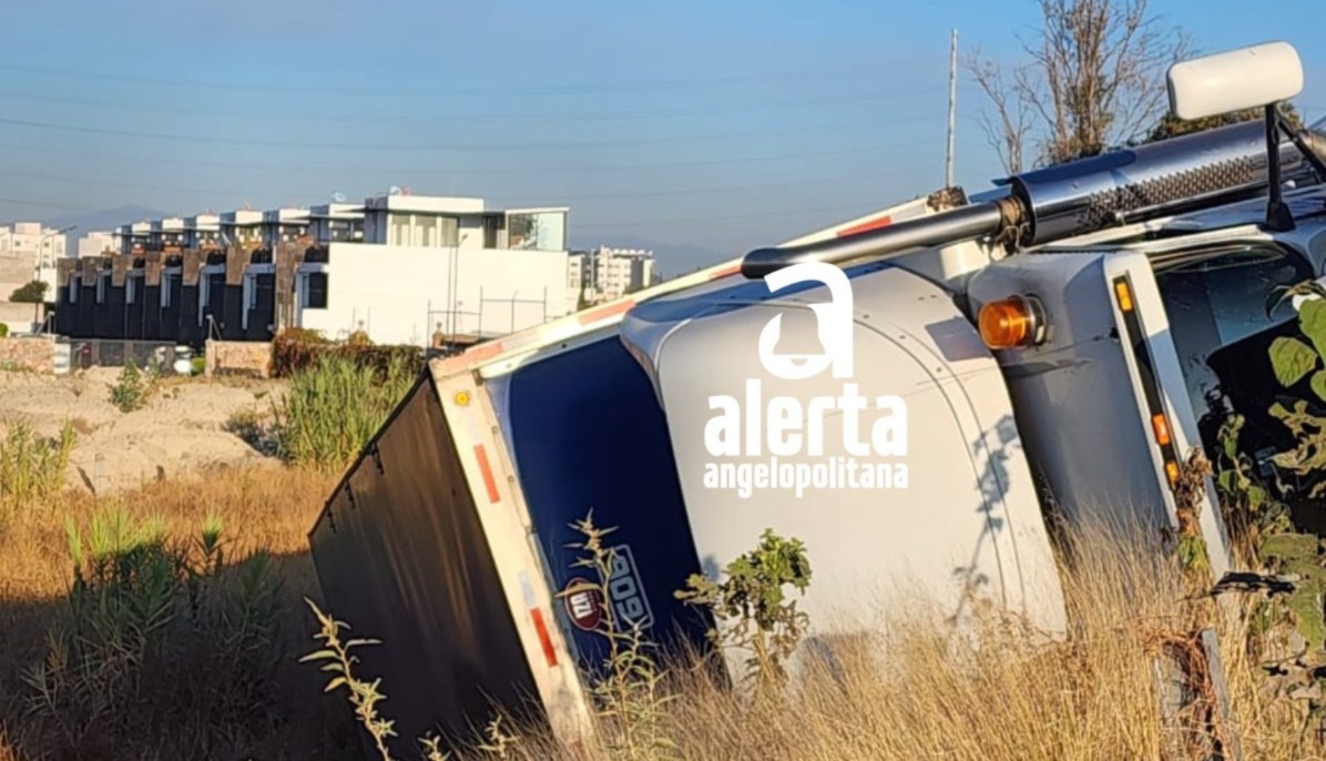 ¡Con las chelas no! Vuelca tráiler en Periférico Ecológico