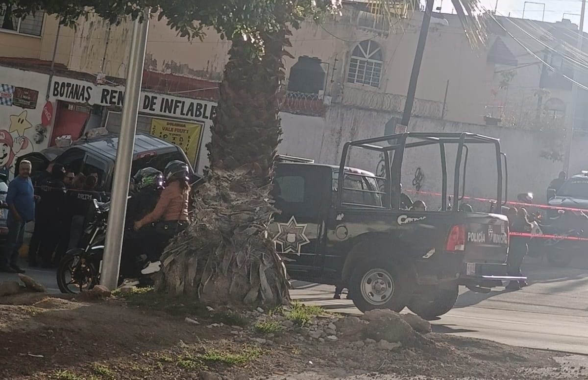 Persecución acaba en choque frente al Congreso de Puebla