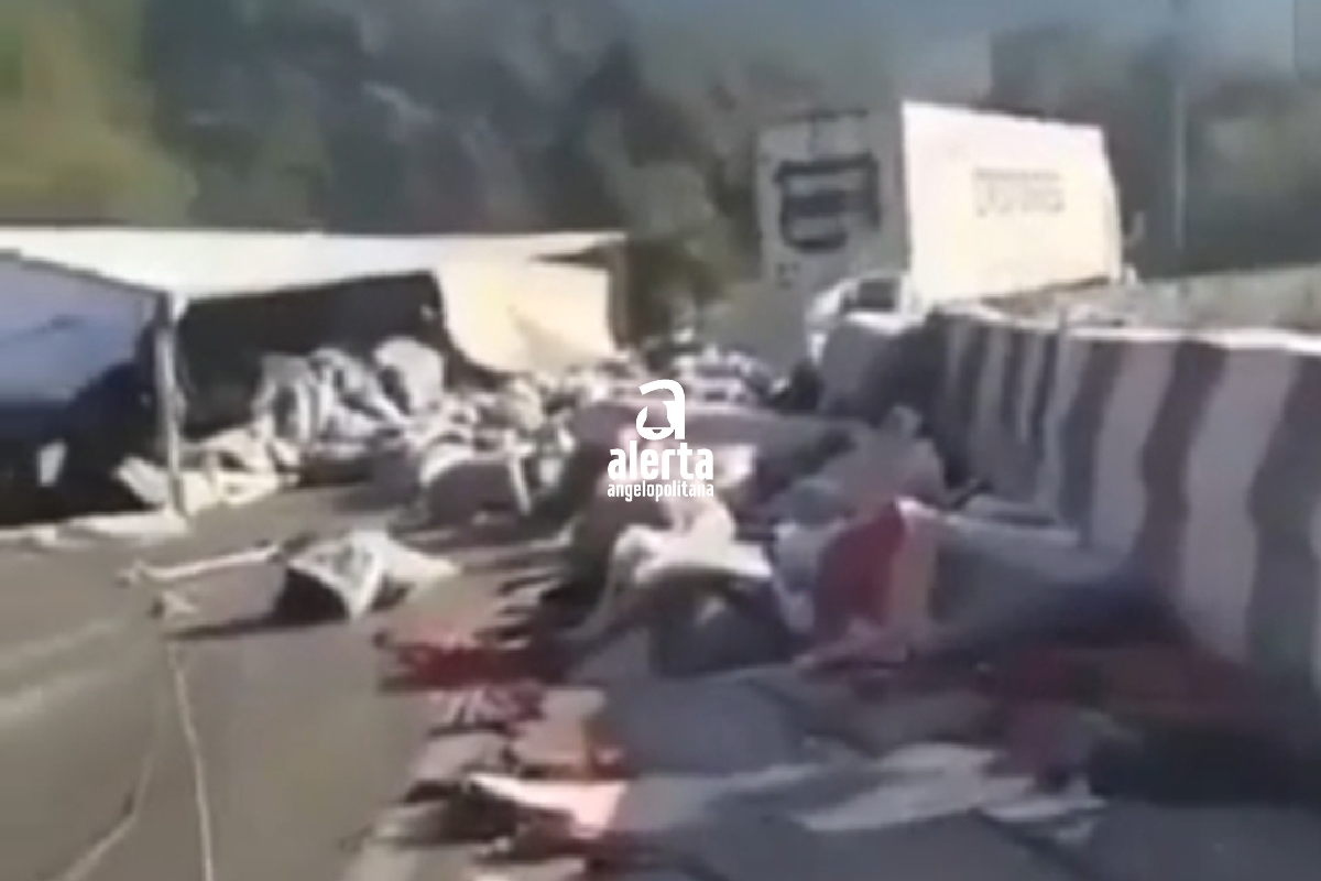 Volcadura de tráiler en la autopista Puebla-Orizaba