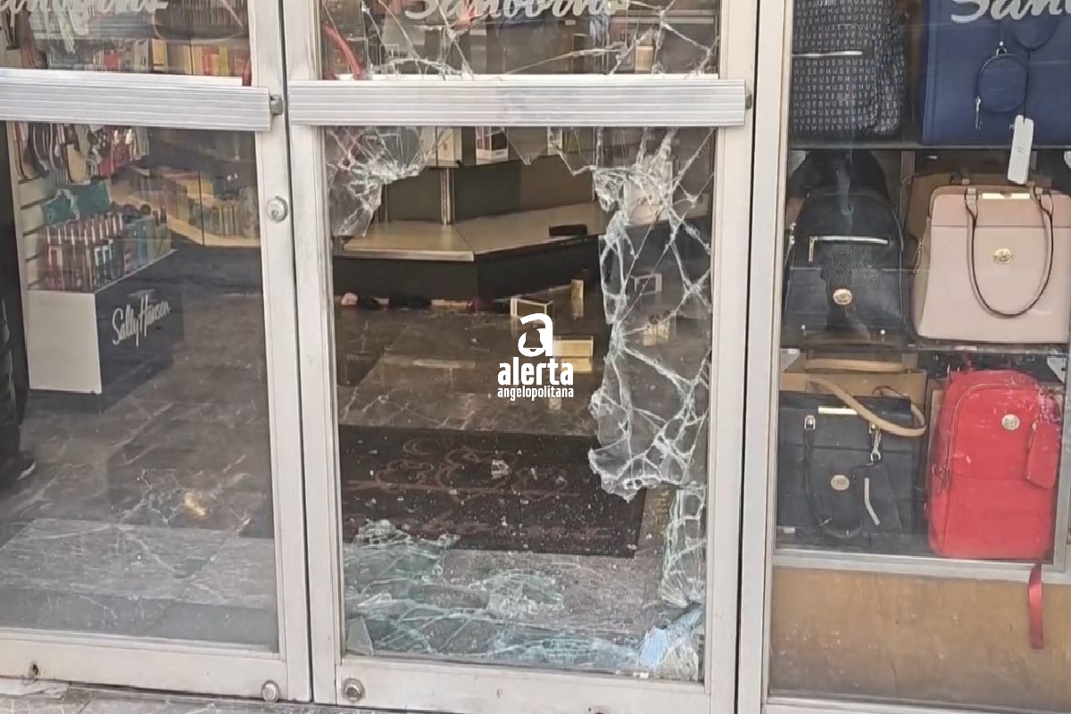 Sanborns del Centro Histórico de Puebla sufre cristalazo