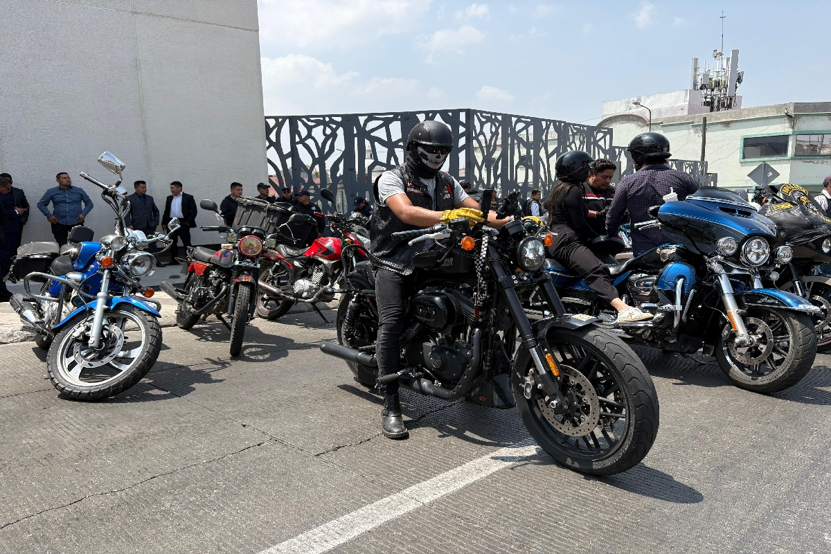 Motociclistas deberán portar calcomanías con placas en chalecos y cascos