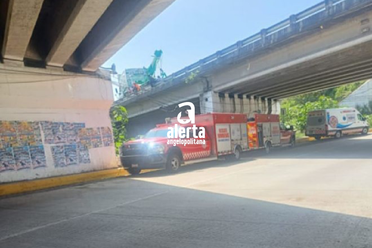 Automovilista fallece tras volcadura en la Atlixcáyotl; se fue a una barranca