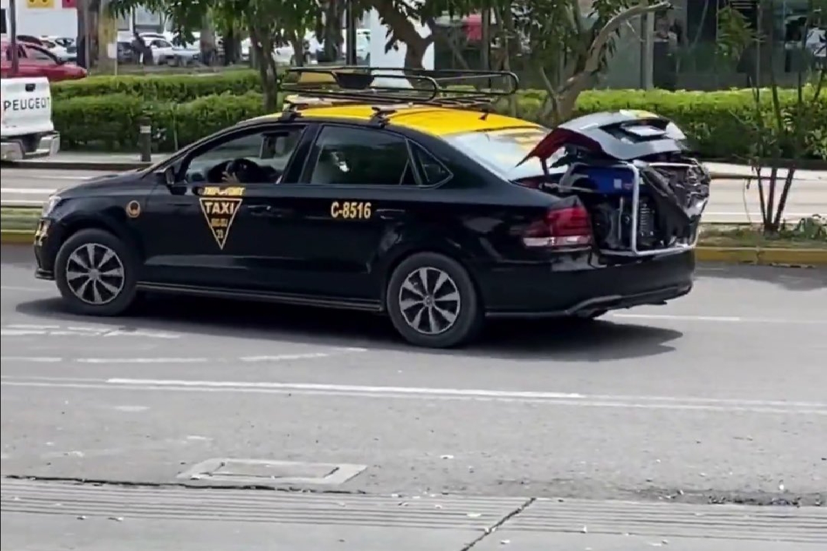 Roban pastelería La Zarza en pleno horario comercial