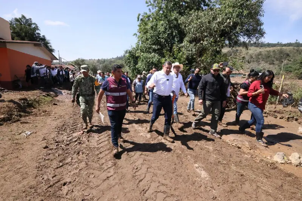 Tras devastación de 35 hogares, Armenta recorre Ajojotla, Chignahuapan