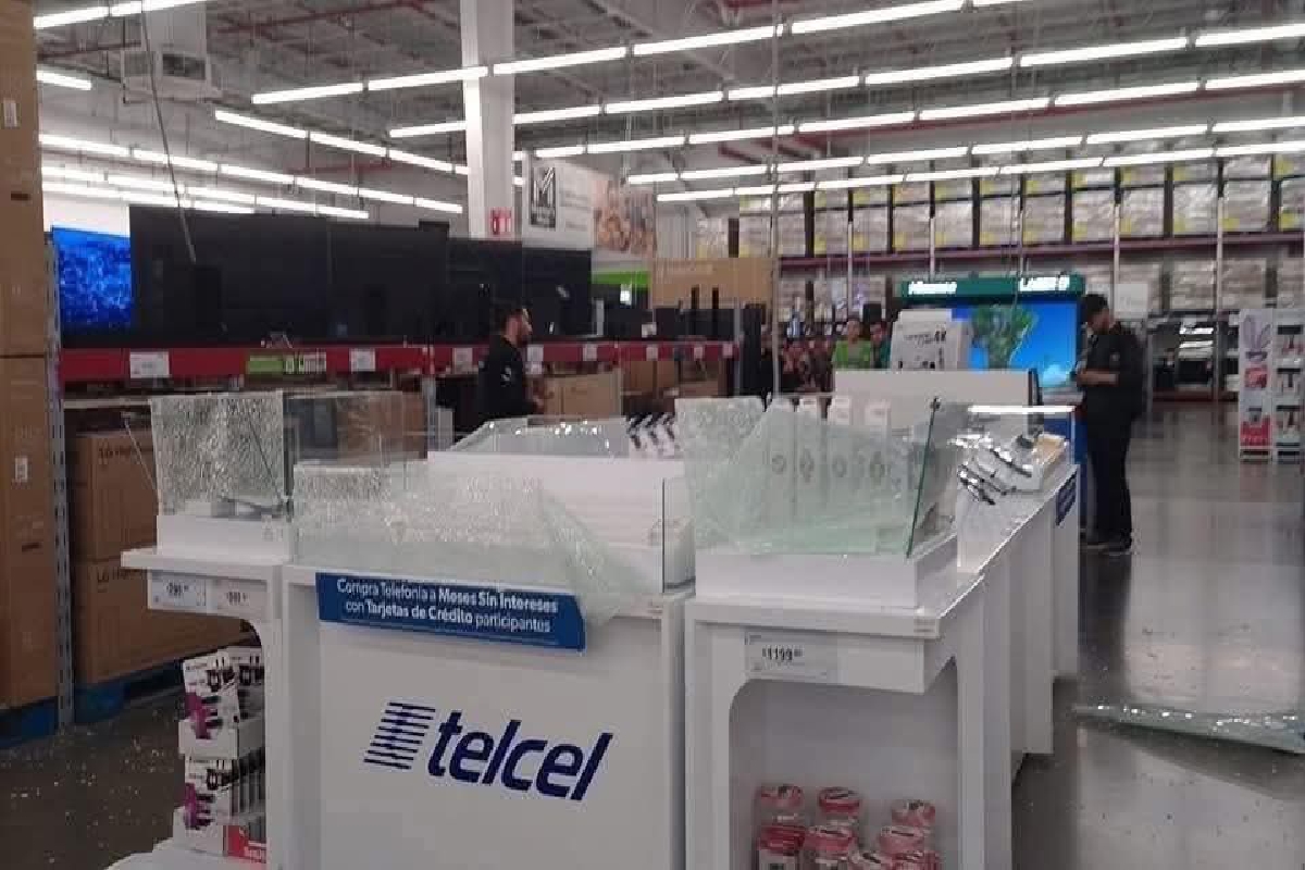 Delincuentes irrumpen en Sam’s La Noria; roban 90 celulares