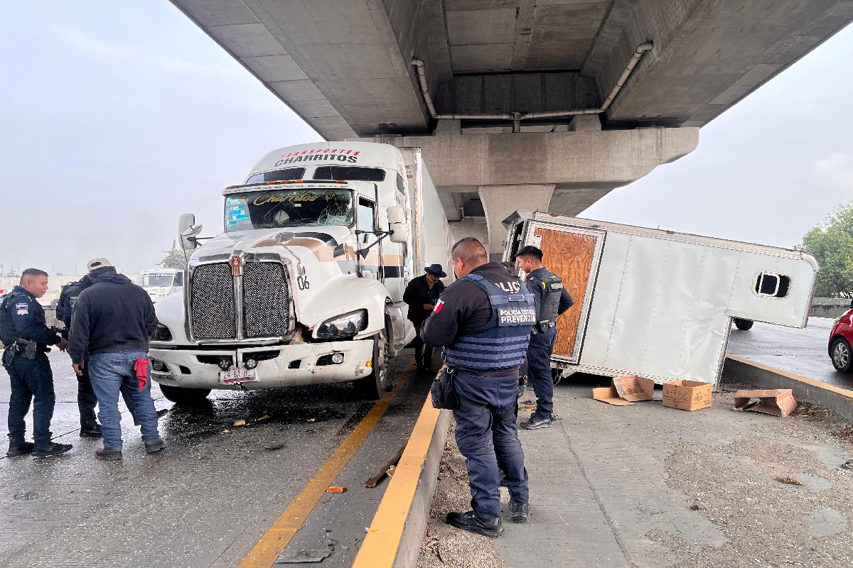 Asalto frustrado provoca volcadura de tráiler en la autopista México-Puebla