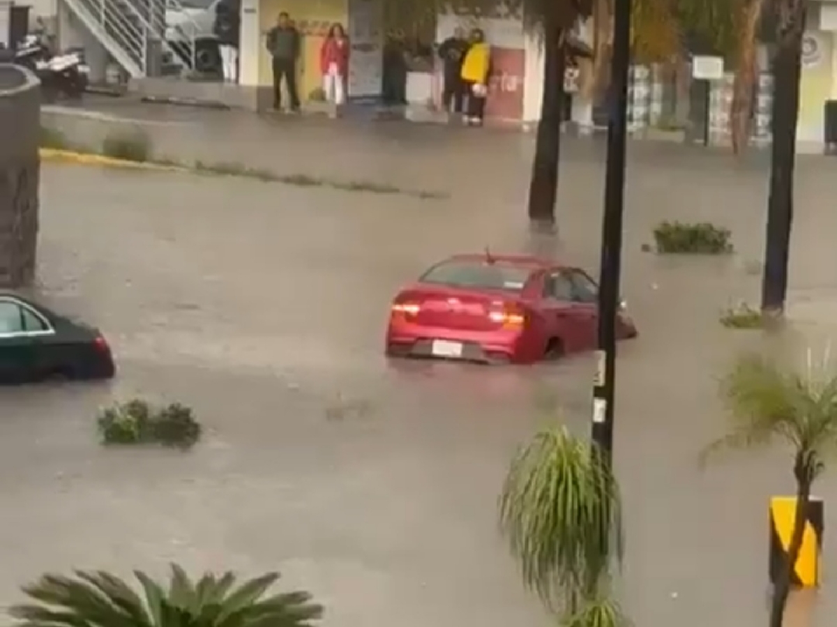 Tromba paraliza la ciudad y municipios conurbados; se registra fuerte caos vial