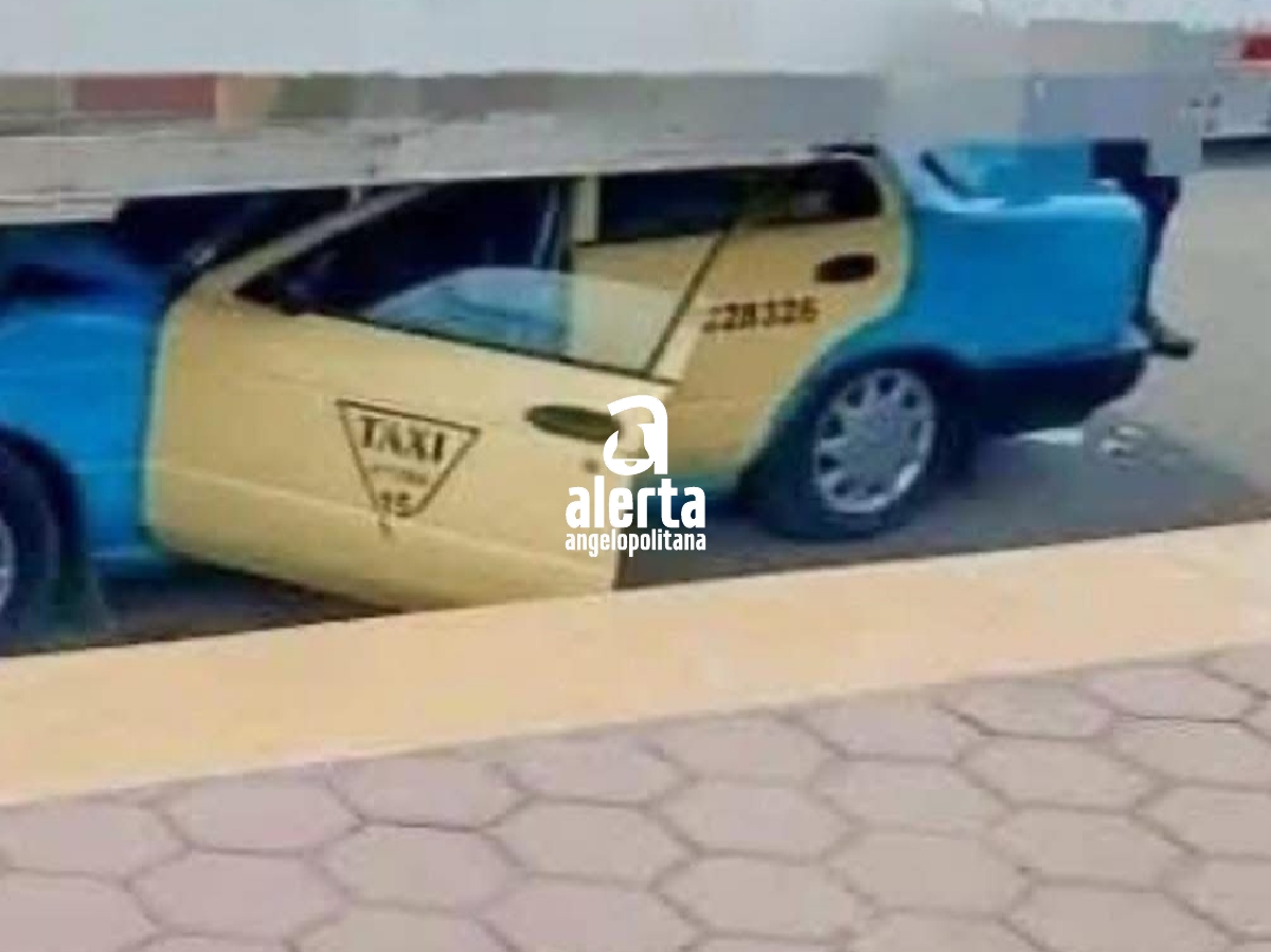 Taxi queda destrozado tras accidente con tráiler; conductor se salva