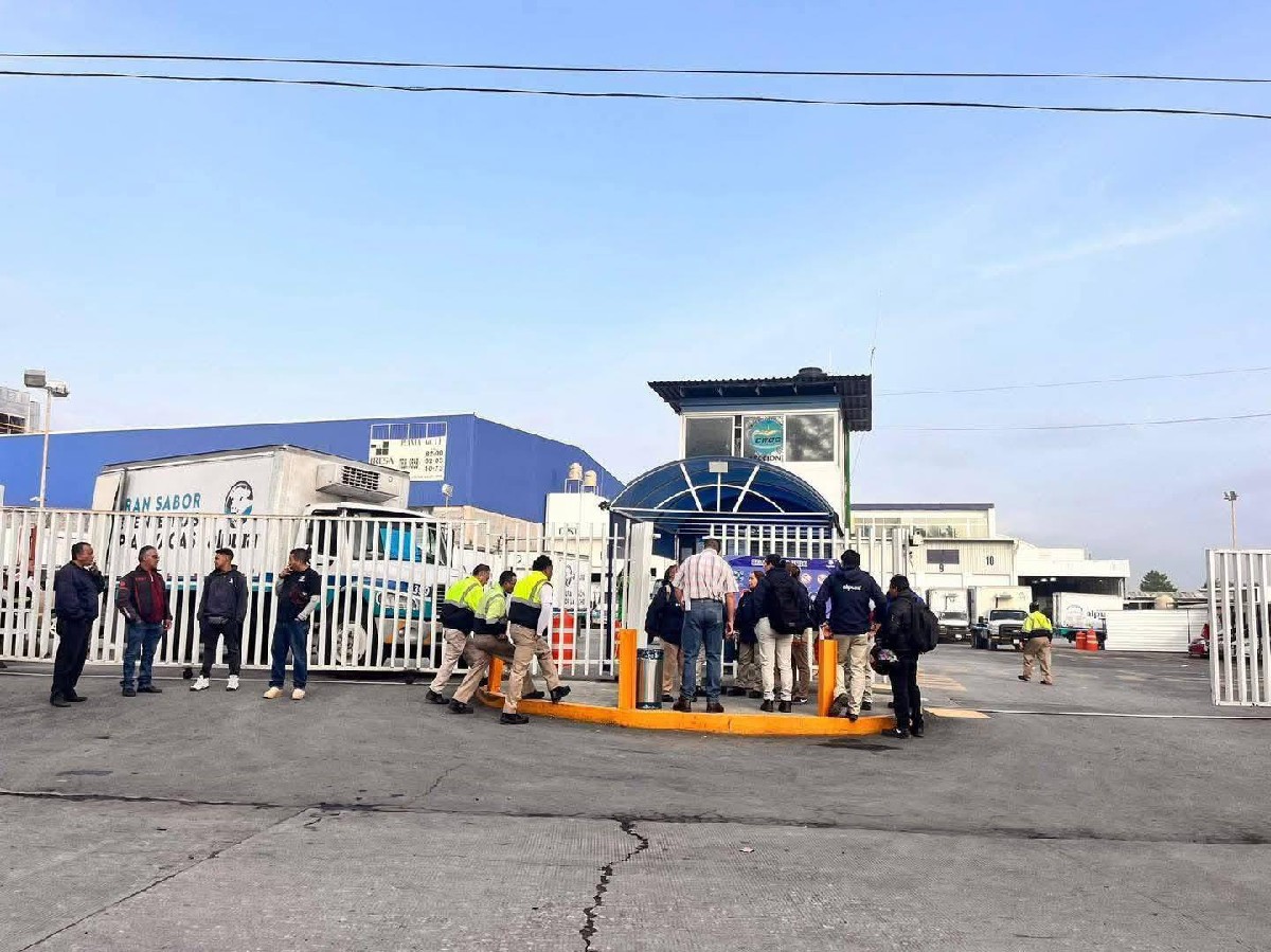 Empleados de Alpura estallan huelga en planta de Puebla