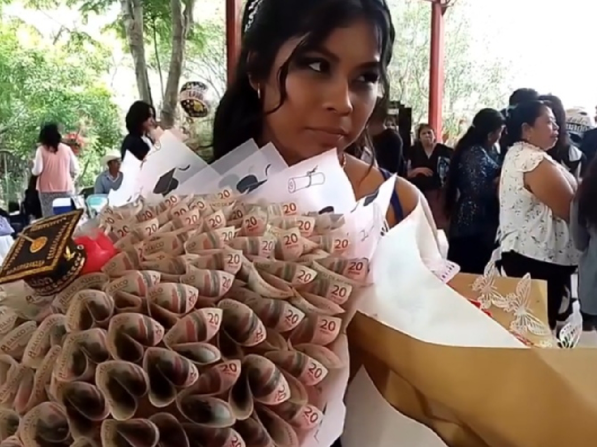 Regalan ramo de dinero a joven durante graduación en Tepexco