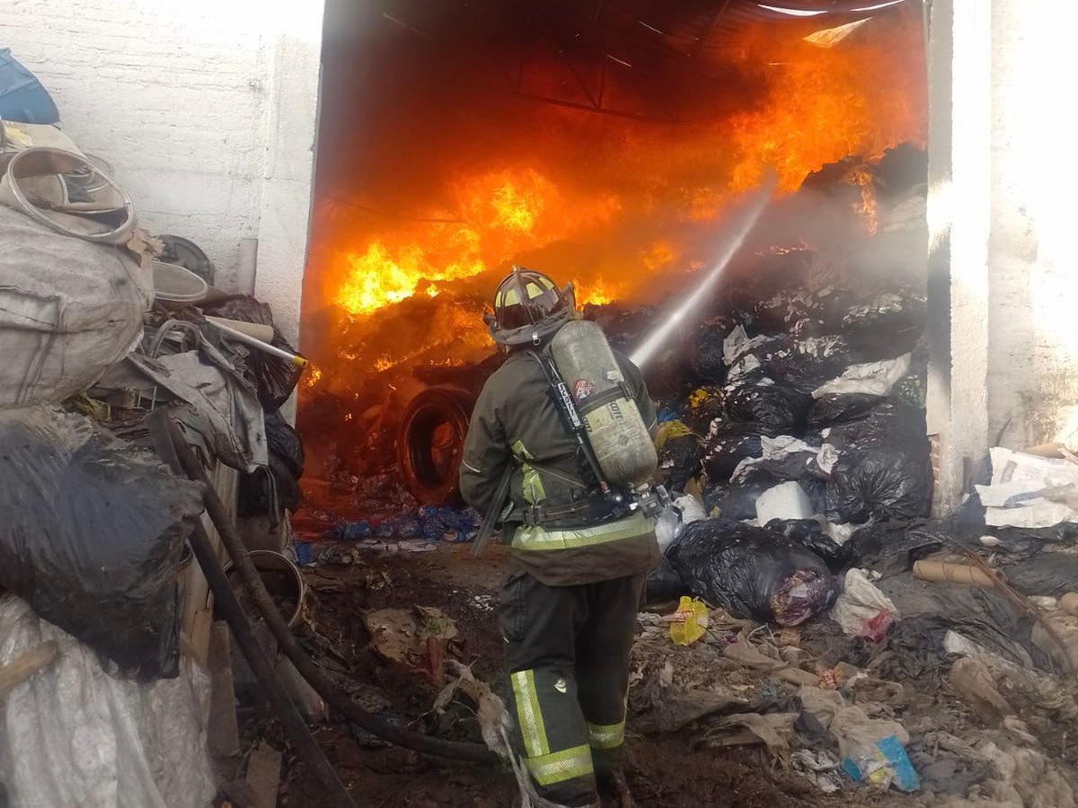Fuerte incendio consume bodega de reciclaje en Texmelucan