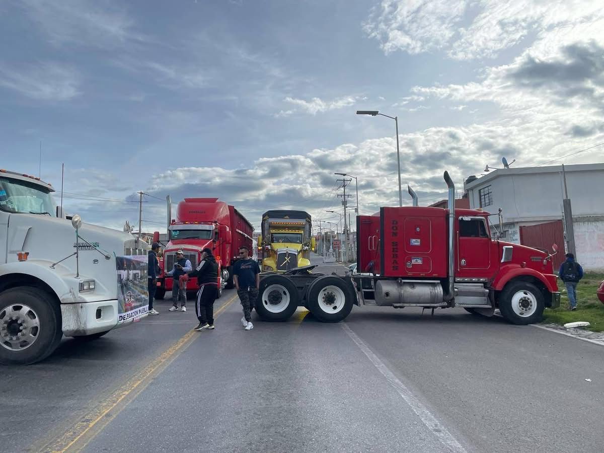 Bloqueos de AMOTAC paralizan las principales carreteras de Puebla