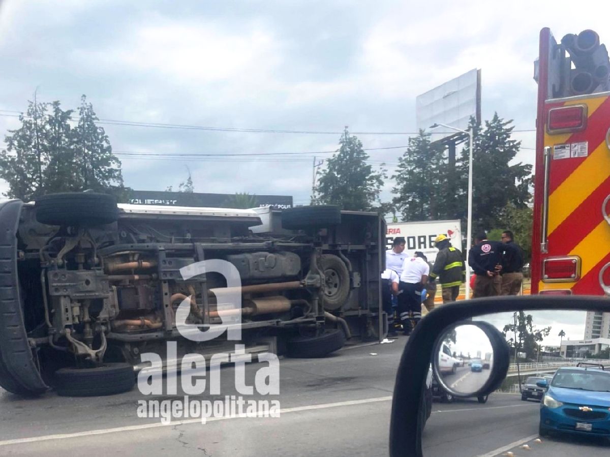 Volcadura de ambulancia deja 6 lesionados; viajaba un paciente