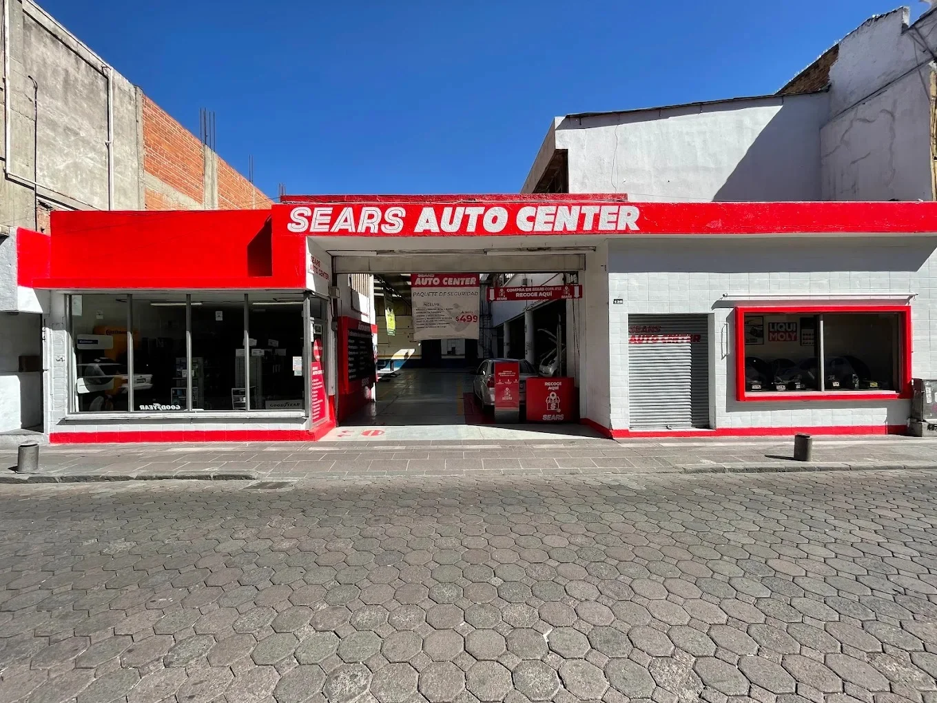 Delincuentes irrumpen en taller mecánico del Sears en el Centro Histórico