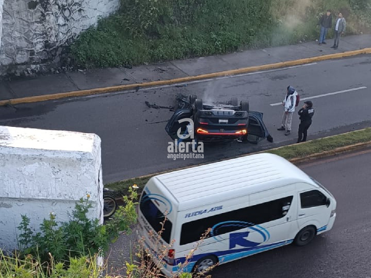 ¡Milagro en la Puebla-Tlaxcala! Chofer sobrevive a volcadura mortal