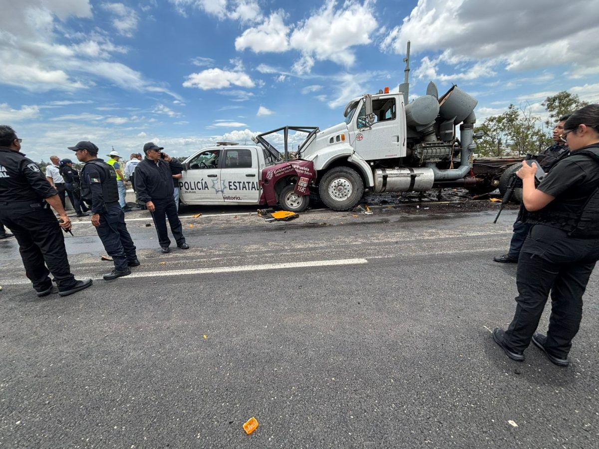 Policías fallecen tras ser embestidos por un tráiler; también se incendió