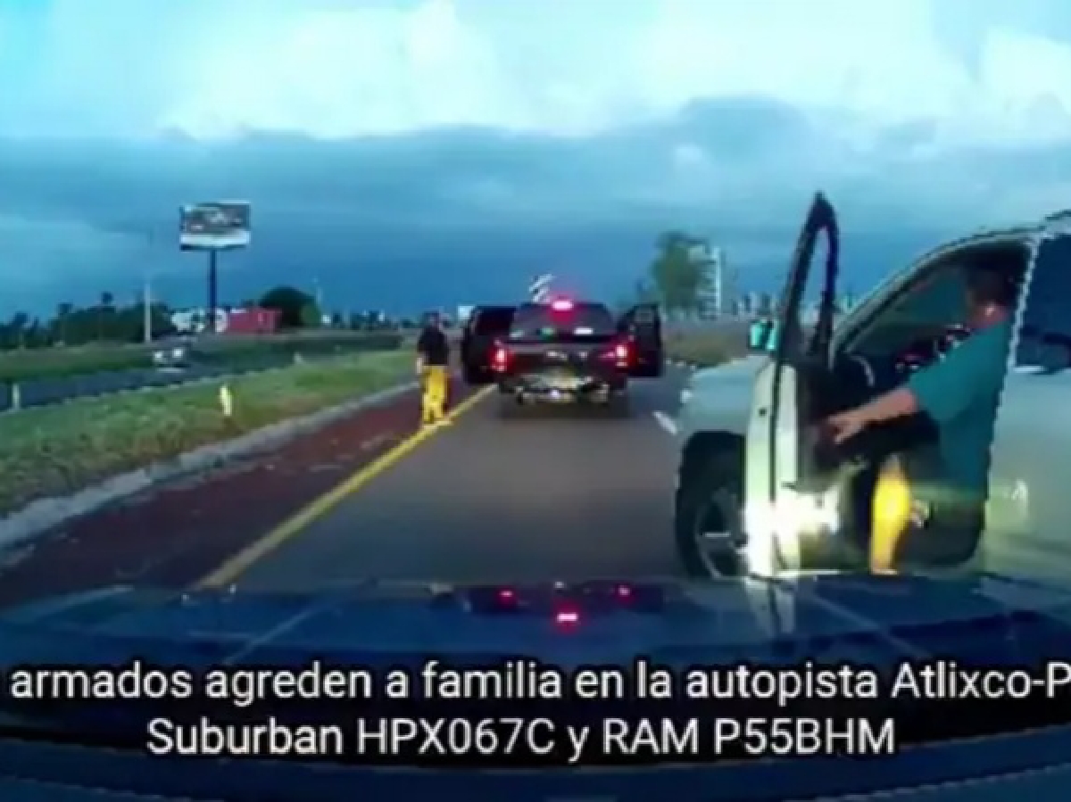 Delincuentes lanzan piedras contra vehículo familiar en la Atlixco–Puebla