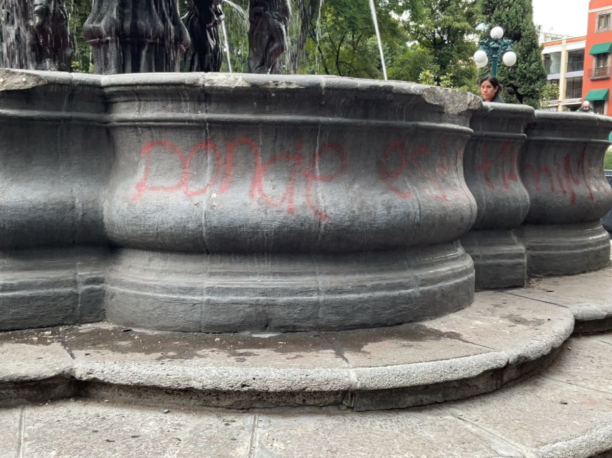 “Morras Sororas” vandalizan fuente del Zócalo de Puebla; habrá denuncias