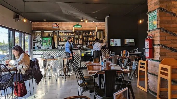 Ladrones asaltan a comensales de Amorcito Corazón