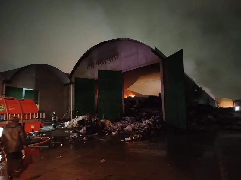 Bomberos no descansan; luchan por apagar incendio en Parque Industrial