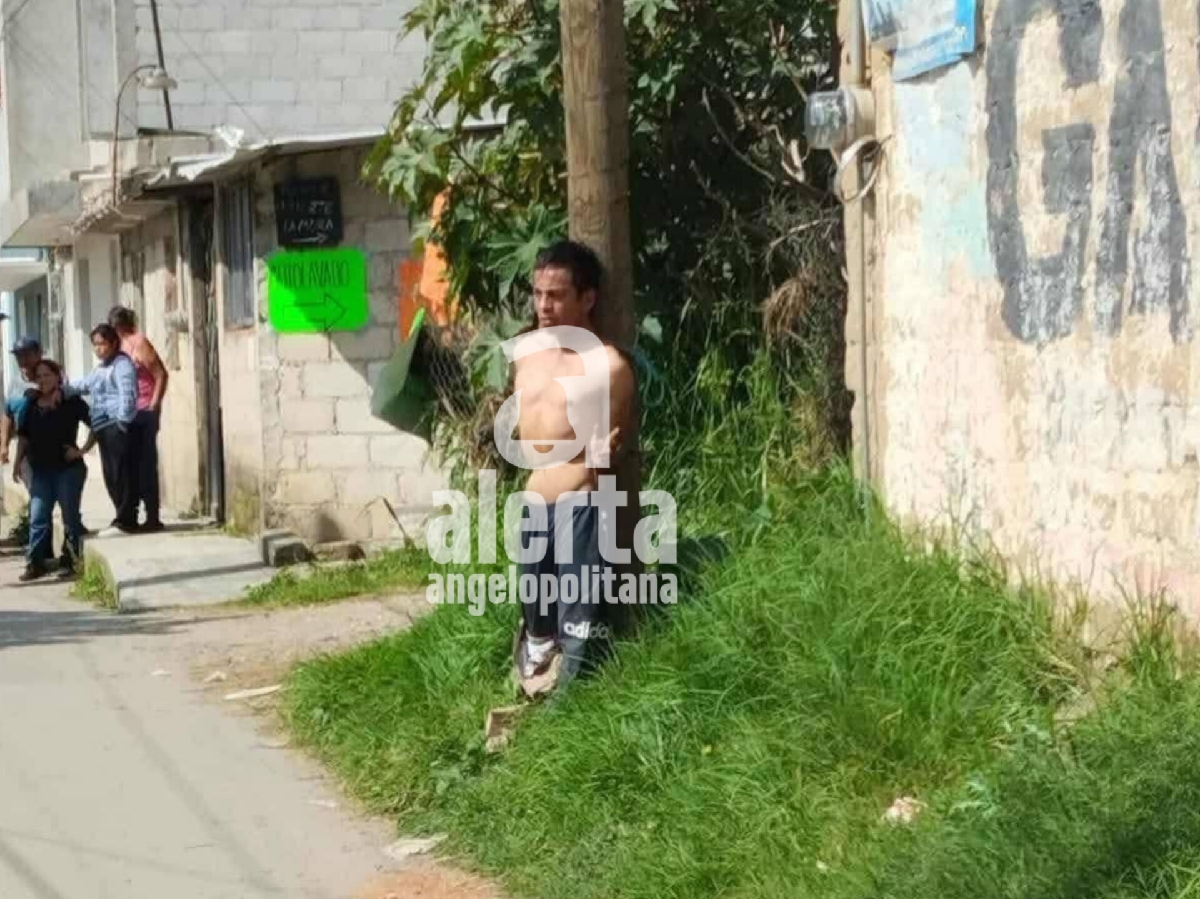 Vecinos de Amozoc capturan a ladrón y lo atan a un poste