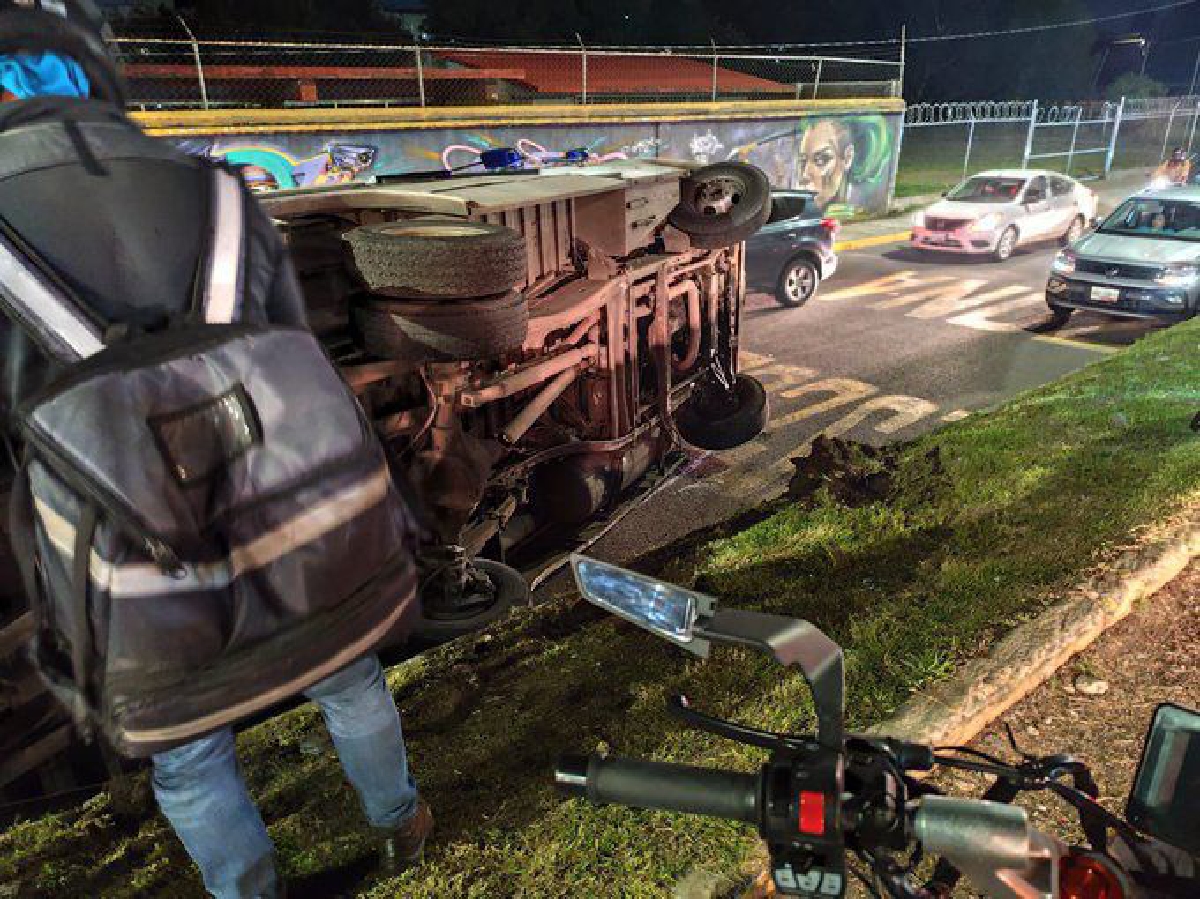 Ruta 52 sufre aparatoso accidente en Amalucan con más de 20 heridos