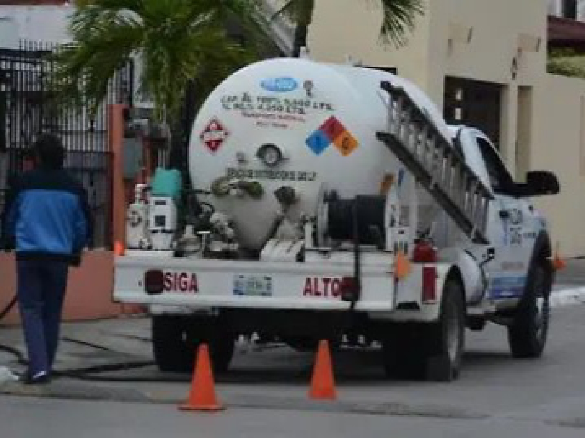 Gobernador de Puebla endurece reglas para transporte de sustancias peligrosas