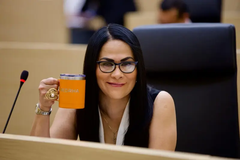 Néstor Camarillo no intimida a Fedrha Suriano; ella sigue como líder de MC