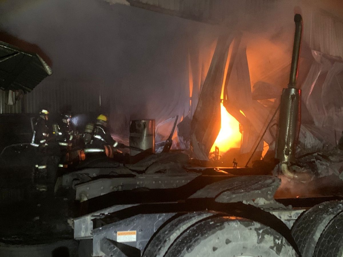 Se incendia taller de tractocamiones en La Ciénega