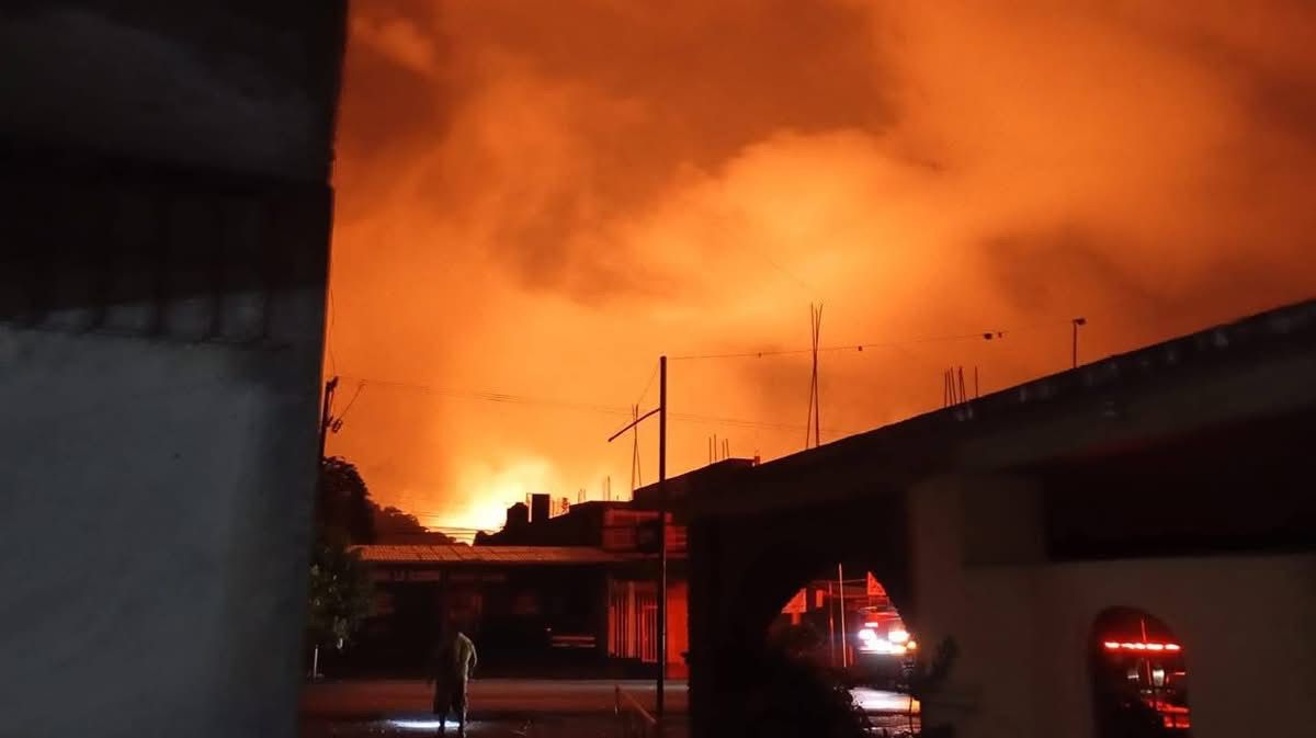 Voraz incendio se registra en Xicotepec tras explosión de ducto
