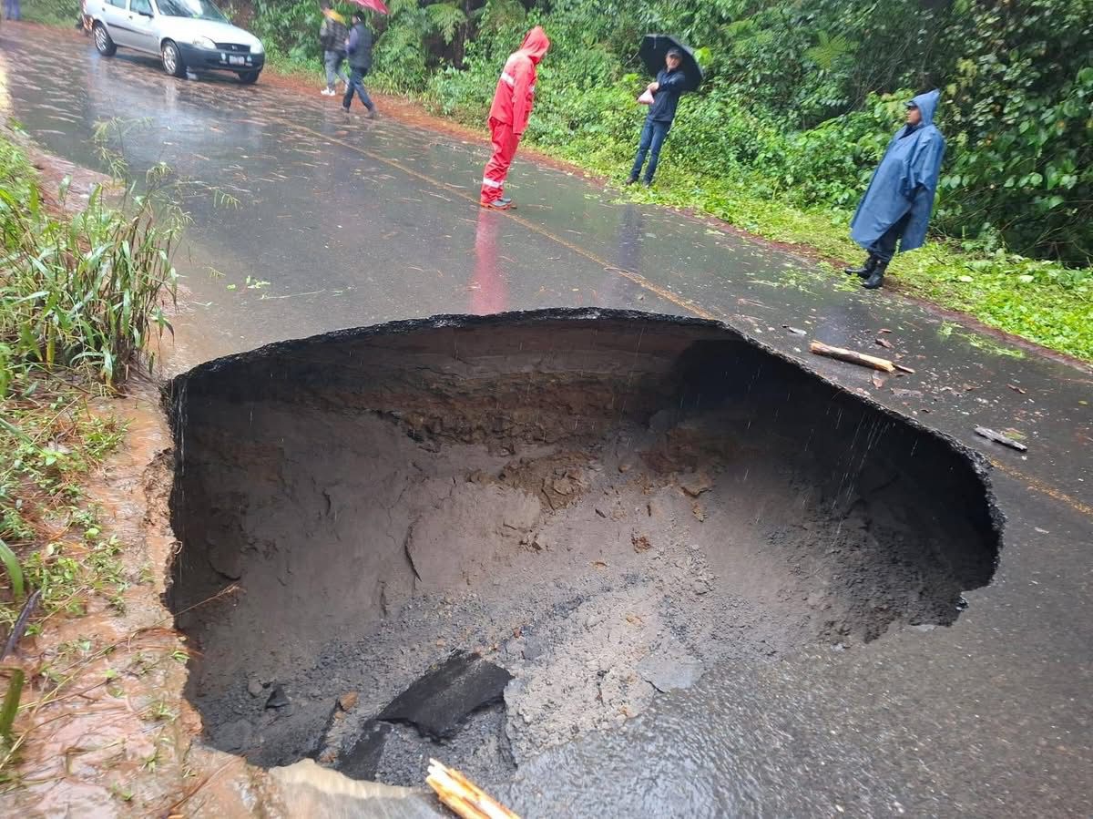 Tormenta Jerry deja un socavón en Tlatlauquitepec