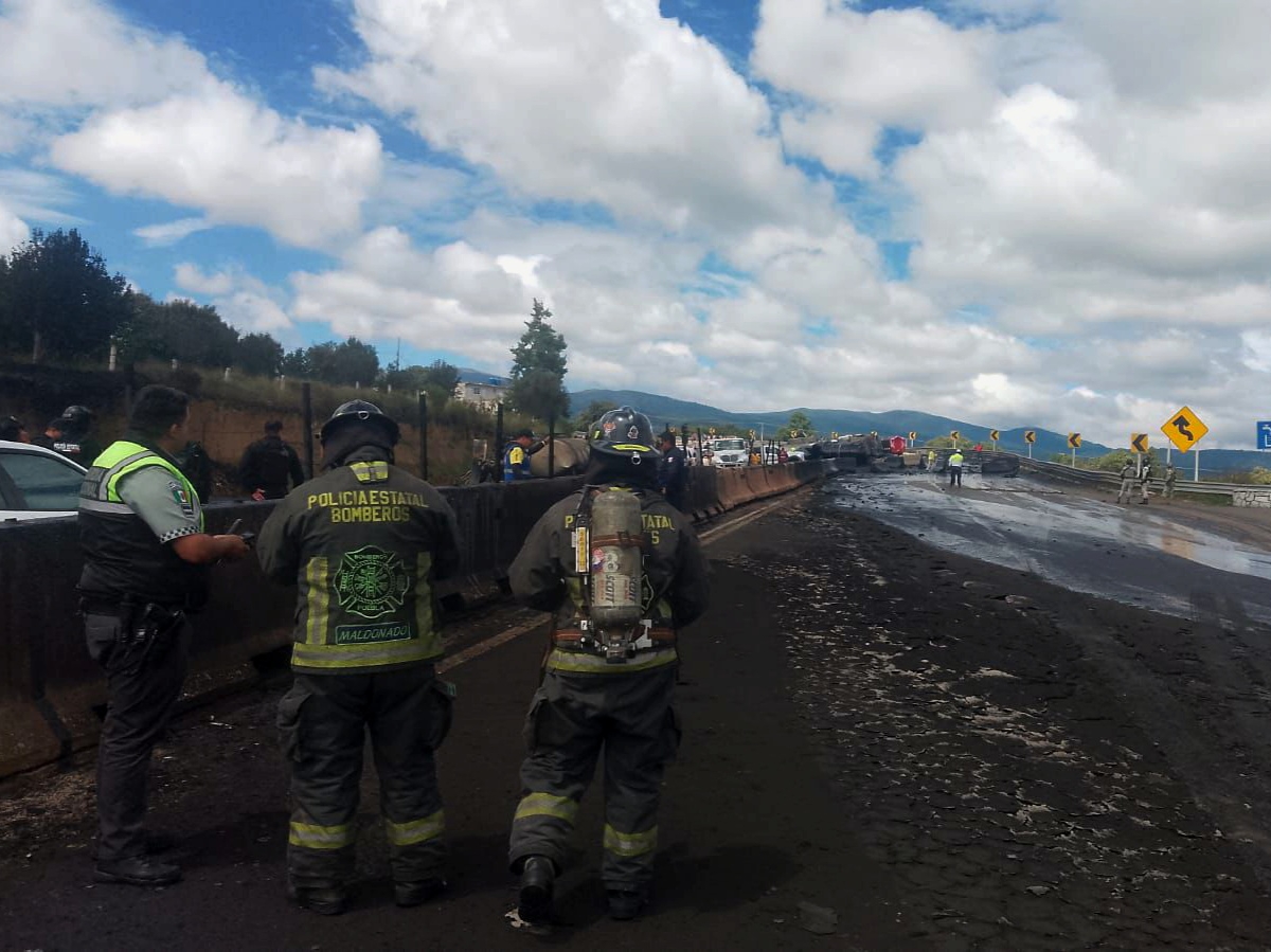 Incendio en la México-Puebla tras volcadura de un camión