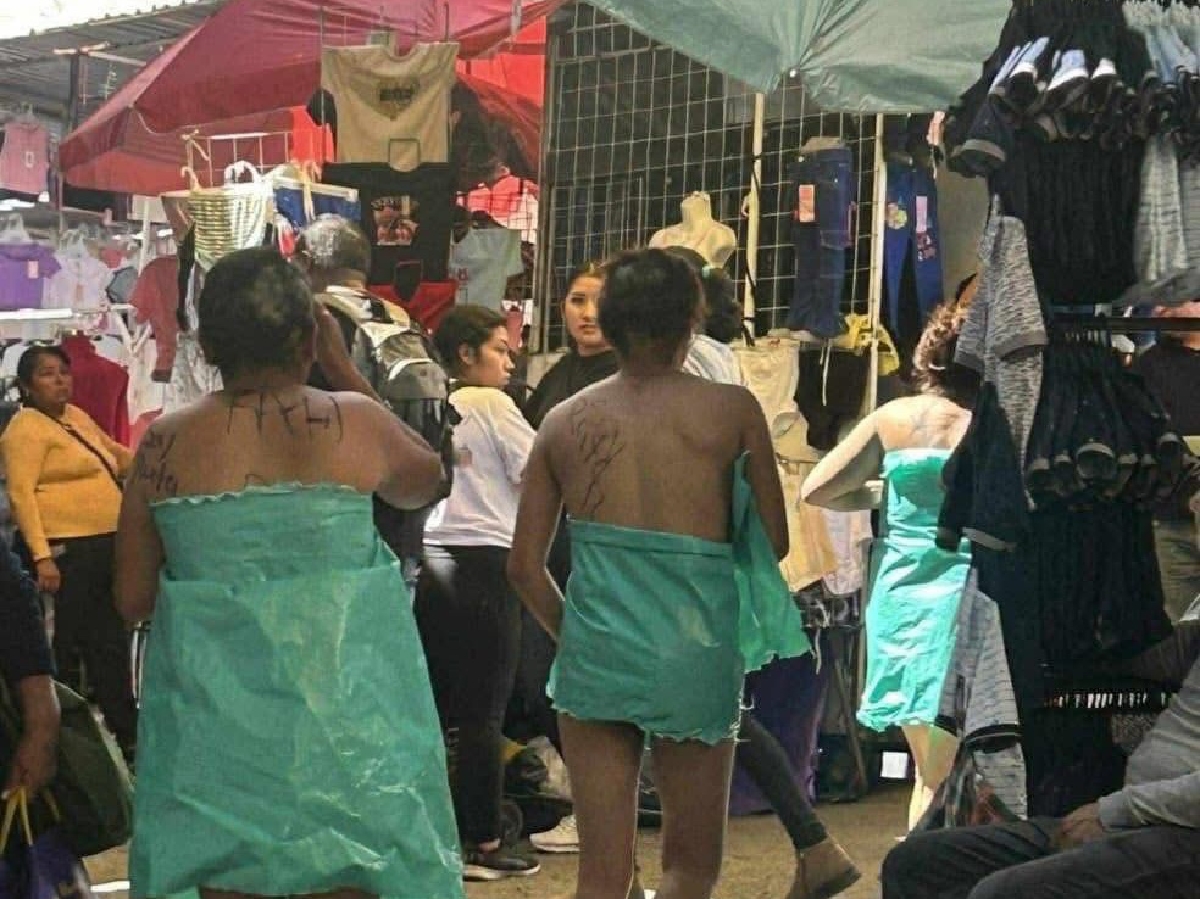 3 mujeres son capturadas y golpeadas tras presunto robo en el tianguis de Texmelucan