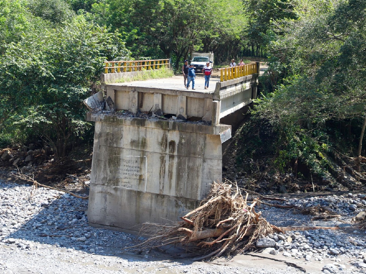 Gobierno federal y estatal reabren accesos a Tlacuilotepec; reconstruirán puente derribado por lluvias