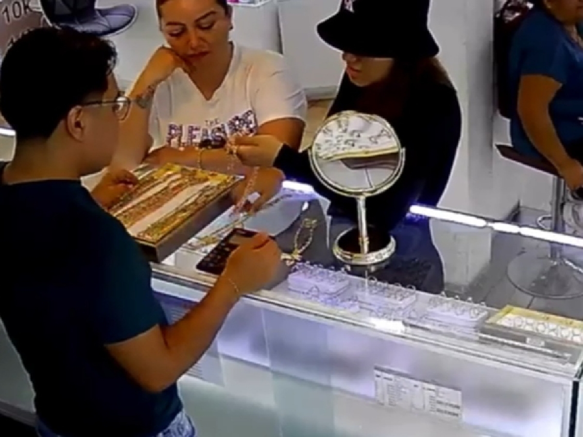 Captan a farderas robando cadena de 50 mil en joyería