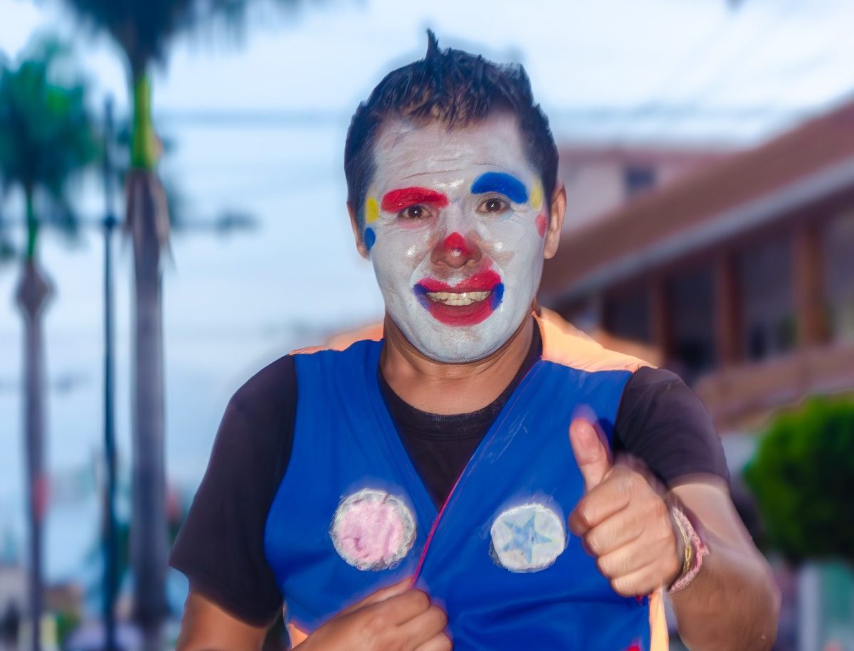 Toro embiste al payaso “Limoncito” en jaripeo de Izúcar