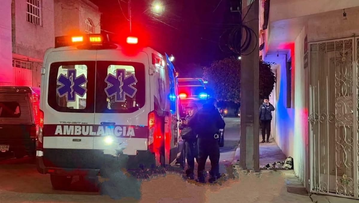 Vecinos creen muerto a un joven y le prenden veladoras