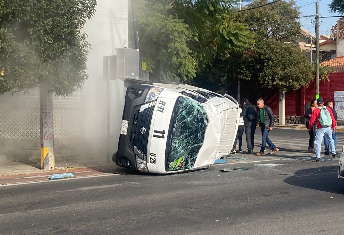 Ruta 11 acaba volcada en El Carmen; hay 4 heridos