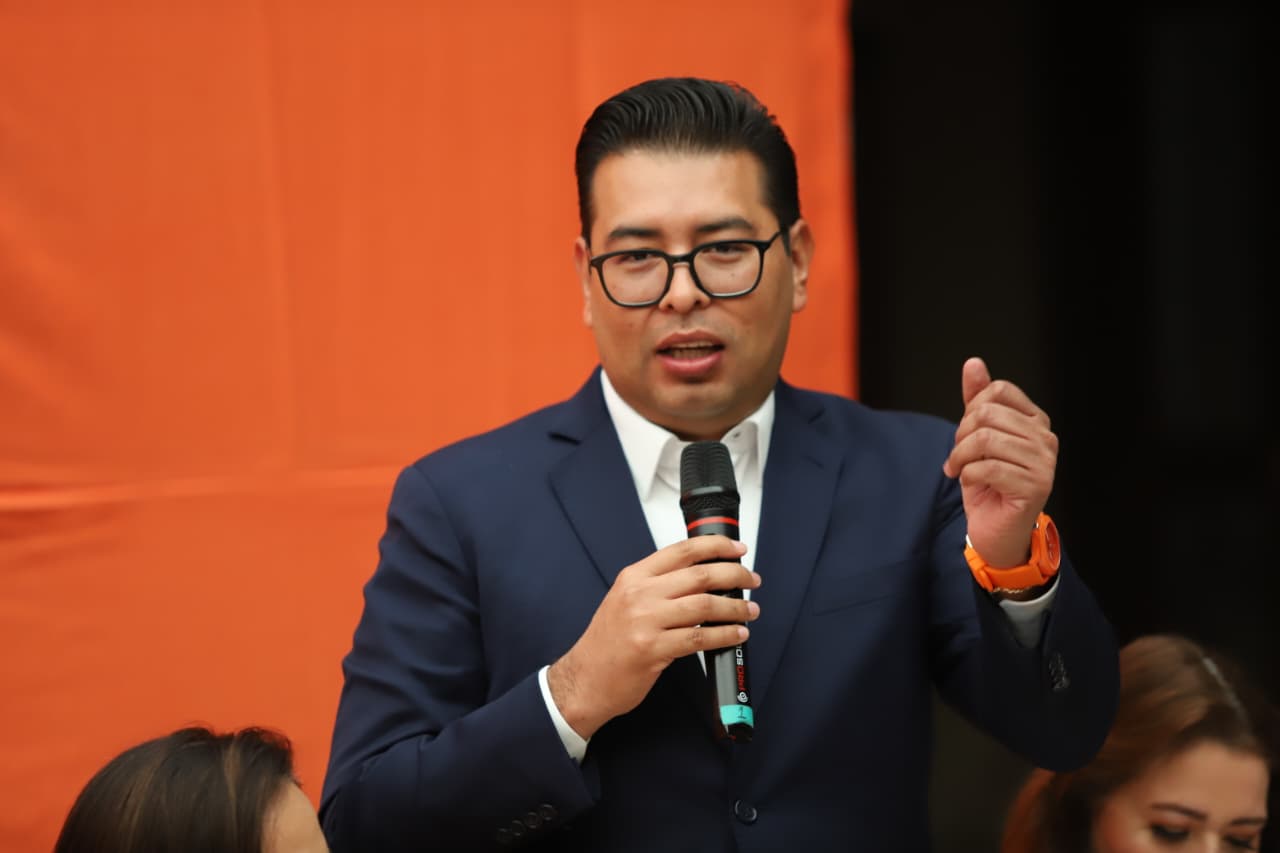 Néstor Camarillo sigue coqueteando con ERP