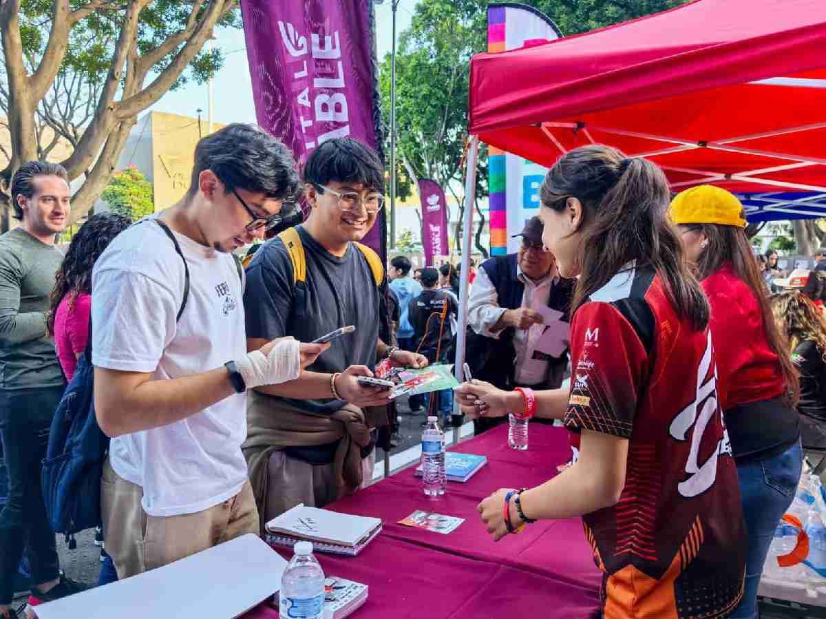 Conviven pilotos de NASCAR con poblanas y poblanos