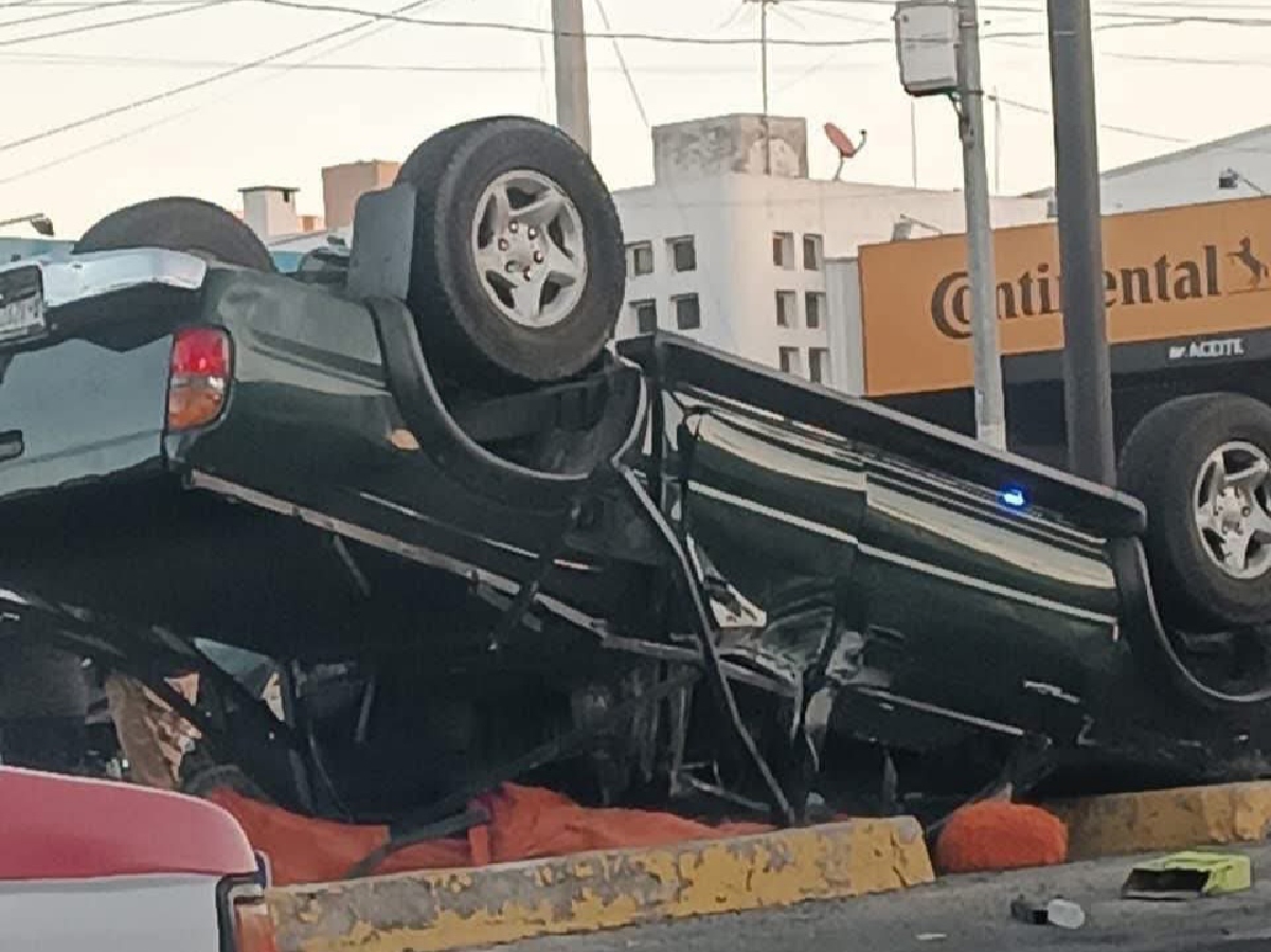 Vehículo termina volcado tras choque en 11 Sur