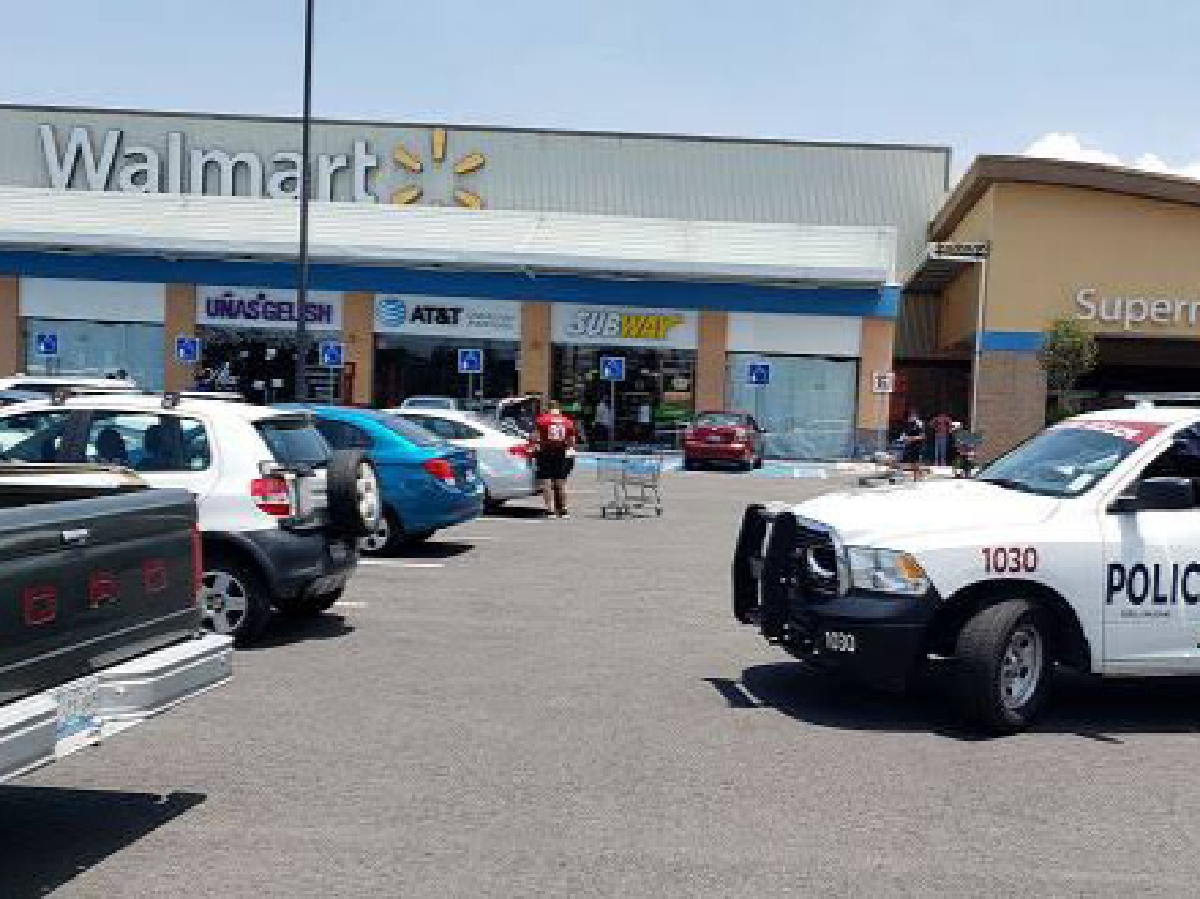 Sujetos armados asaltan Walmart de Ciudad Judicial