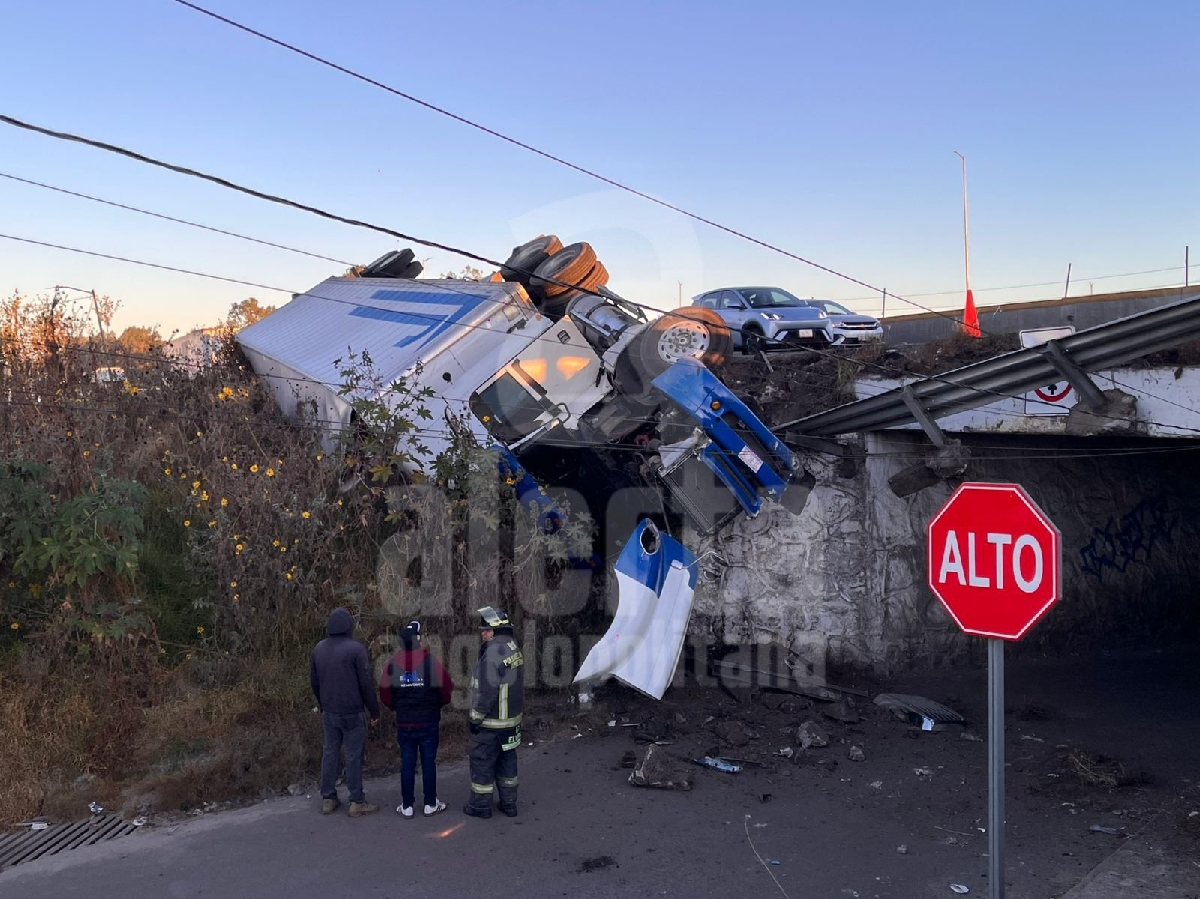 Conductor se queda dormido y vuelca tráiler en Ocotlán