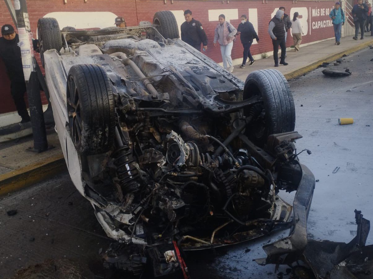 Milagro en la carretera; conductor ebrio sobrevive a volcadura
