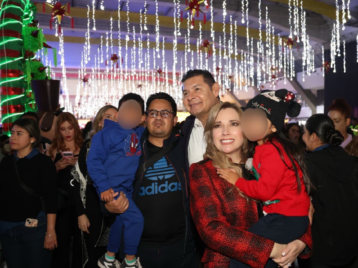 Familias poblanas conviven con paz y alegría en el festival navideño 2025