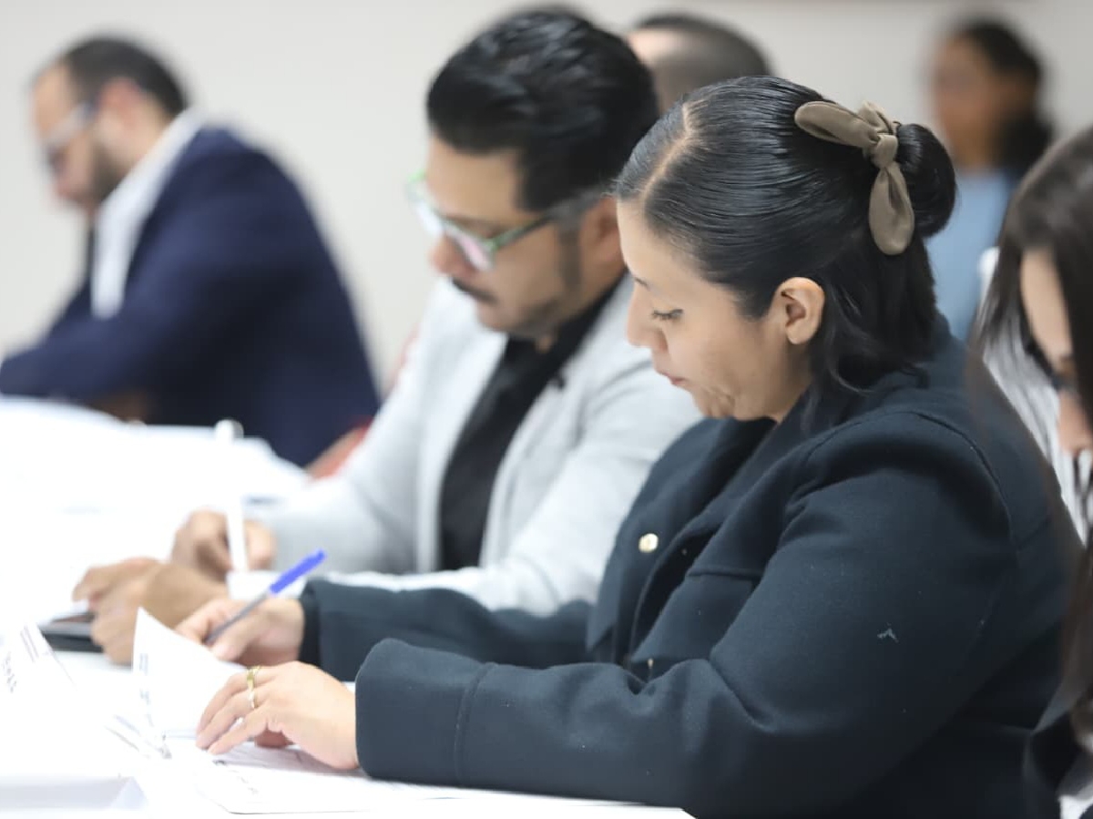 SEDIF entrega en adopción a una niña y un niño a familias