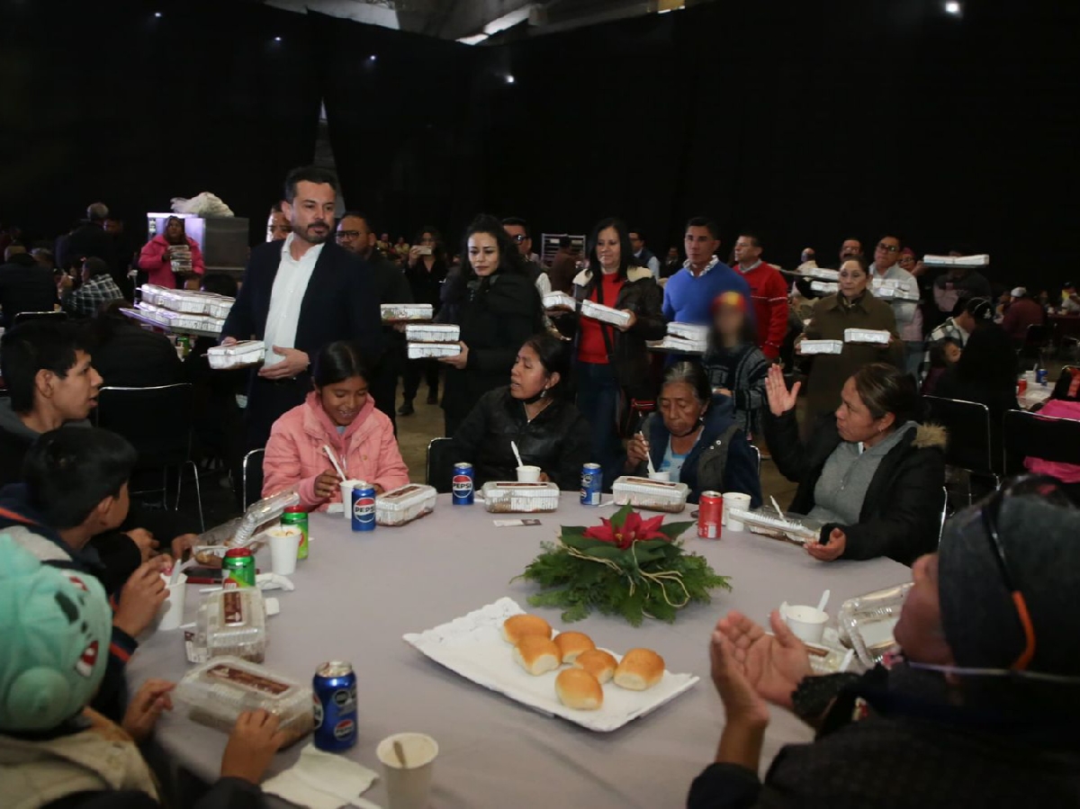 En unión y armonía, Gobierno de Puebla ofrece cenas navideñas a familias